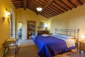 10 slaapkamers, een strijkplank/strijkijzer, reisbedje, wifi