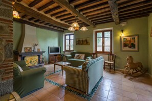 Een televisie, een open haard en een stereo