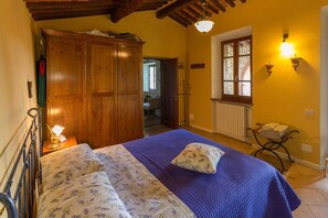 10 bedrooms, iron/ironing board, WiFi, bed sheets