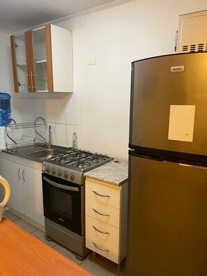 Réfrigérateur, micro-ondes, four, bouilloire électrique