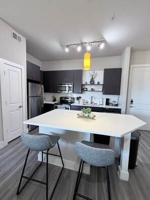 Fridge, microwave, oven, stovetop - DOWNTOWN DALLAS/MEDICAL DISTRICT/DALLAS LOVE FIELD (Dallas)