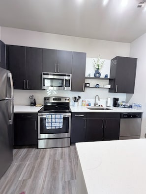 Fridge, microwave, oven, stovetop - POOL VIEW/DOWNTOWN DALLAS/MEDICAL DISTRICT/DALLAS LOVE FIELD (Dallas)