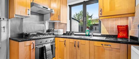 Casa | Cucina privata | Frigorifero, microonde, forno, piano cottura