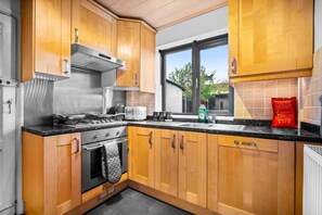 Casa | Cocina privada | Refrigerador, microondas, horno y parrilla de estufa 