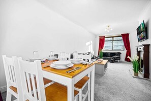 House | Dining - Stunning 2-bed House in Birmingham (Birmingham)