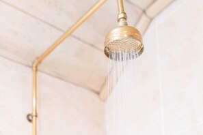 A showerhead with water flowing from it. - Stunning 2-bed House in Birmingham (Birmingham)
