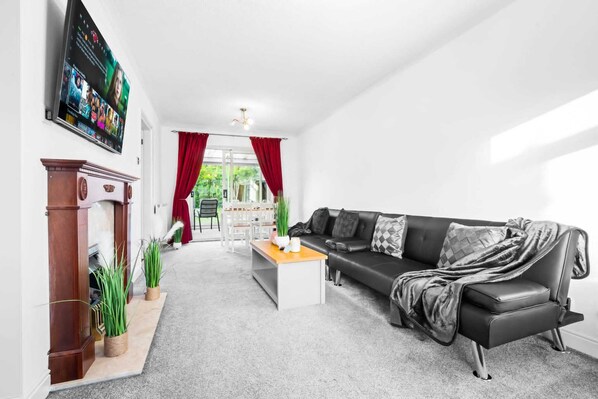 House | Living area | Fireplace - Stunning 2-bed House in Birmingham (Birmingham)