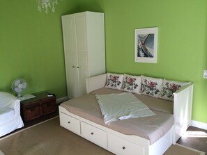 1 bedroom, bed sheets