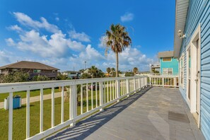 Terrace/patio - Walk to Beach & State Park: Texas Gulf Coast Home (Jamaica Beach)