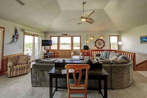 Smart-tv, een dvd-speler en boeken