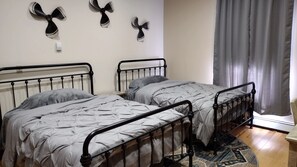 Habitación estándar con 1 cama matrimonial o 2 individuales, vista a la ciudad | Escritorio y wifi gratis 