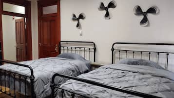 Habitación estándar con 1 cama matrimonial o 2 individuales, vista a la ciudad | Escritorio y wifi gratis