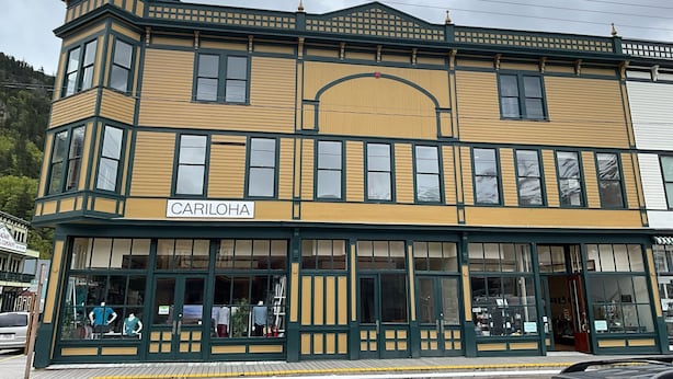 A two-story building with a sign reading "CARILOHA".
