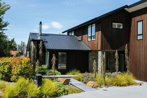 Exterior - Number 3 - Family Friendly - Sleeps 8 (Wanaka)