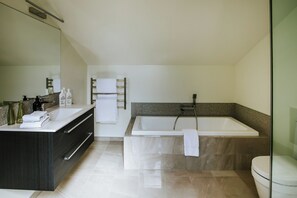 Casa Luxury, vista montagna | Bagno | Vasca e doccia separate, asciugacapelli, asciugamani, sapone