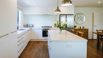 Rumah Mewah, pemandangan gunung | Dapur pribadi | Lemari es besar, microwave, oven, dan kompor