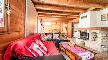 Télévision, cheminée, lecteur de DVD, table de tennis de table