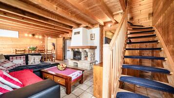 Télévision, cheminée, lecteur de DVD, table de tennis de table