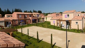 Zona residencial amb diverses cases, cadascuna amb teulada i petits jardins davanters.
