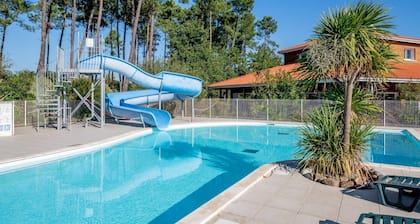Maison près du lac | Piscines + Toboggan