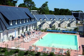 Hotellissa on uima-allas, aurinkotuoleja ja katettu terassialue.
