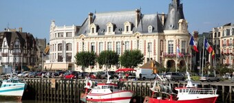 5km from the Beach! Charming central apartment