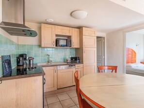 Fridge, microwave, stovetop, dishwasher - Charmant T4 climatisé | Accès aux piscines (Callian)