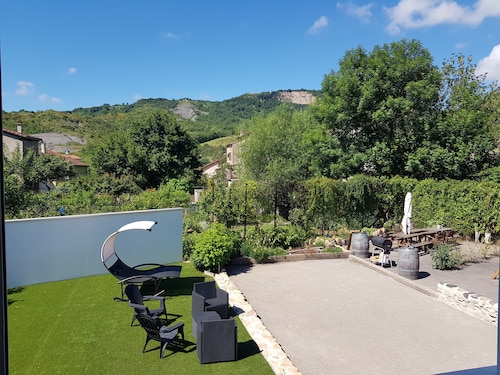 Petite maison 'Gîte Aux Tourterelles' avec vue sur les montagnes, Wi-Fi et climatisation
