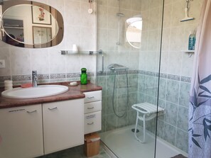 Ducha, secador de pelo y toallas