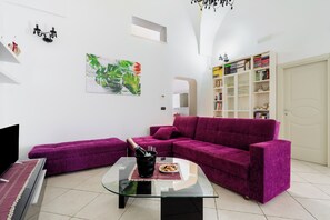 TV, fireplace - Apartment 'La Casa Di Lena' with Private Terrace, Wi-Fi and Air Conditioning (Spongano)