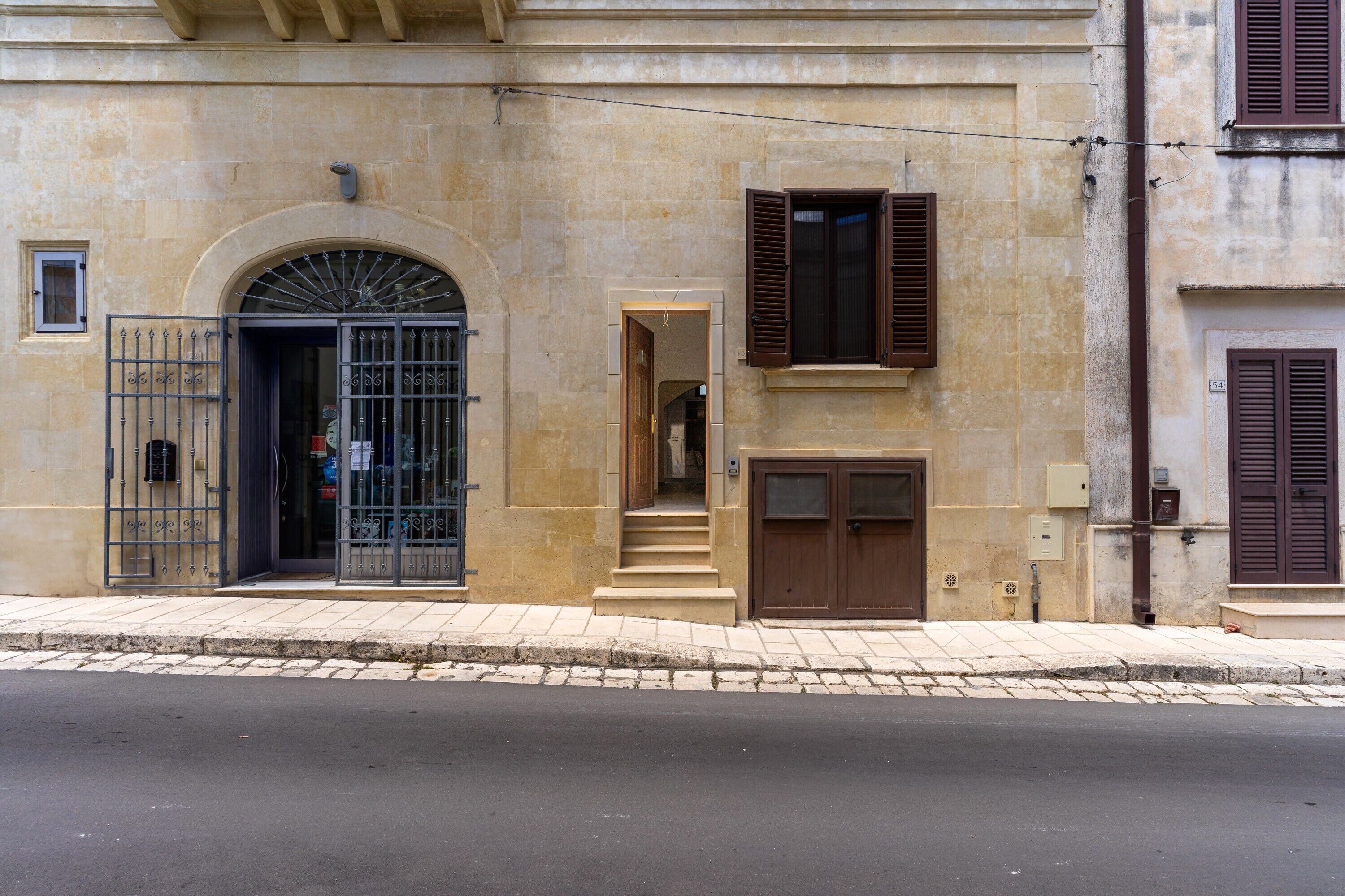 تفاصيل الفندق من الخارج