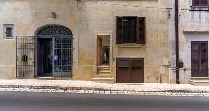 Apartment 'La Casa Di Lena' with Private Terrace, Wi-Fi and Air Conditioning