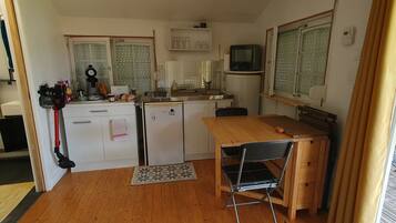 Réfrigérateur, micro-ondes, plaque de cuisson, cafetiÚre/bouilloire