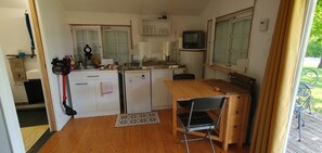 Réfrigérateur, micro-ondes, plaque de cuisson, cafetière/bouilloire