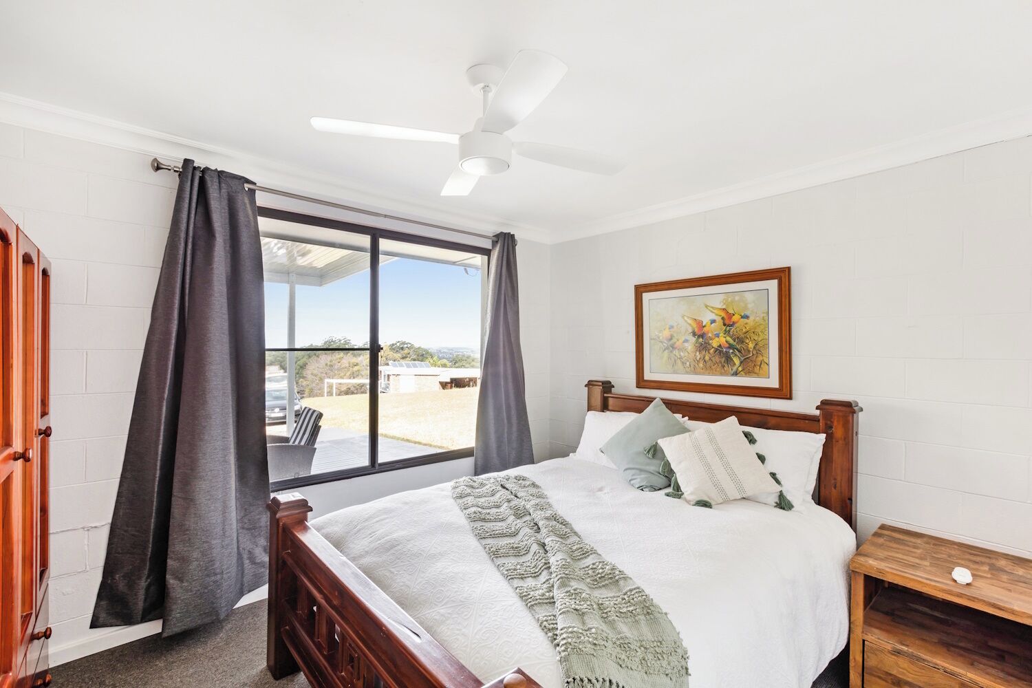 4 chambres, coffres-forts dans les chambres, fer et planche à repasser