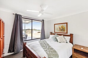 4 bedrooms, in-room safe, iron/ironing board, free WiFi