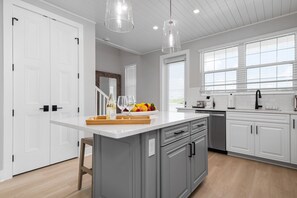 Kylskåp, mikrovågsugn, ugn och spishäll