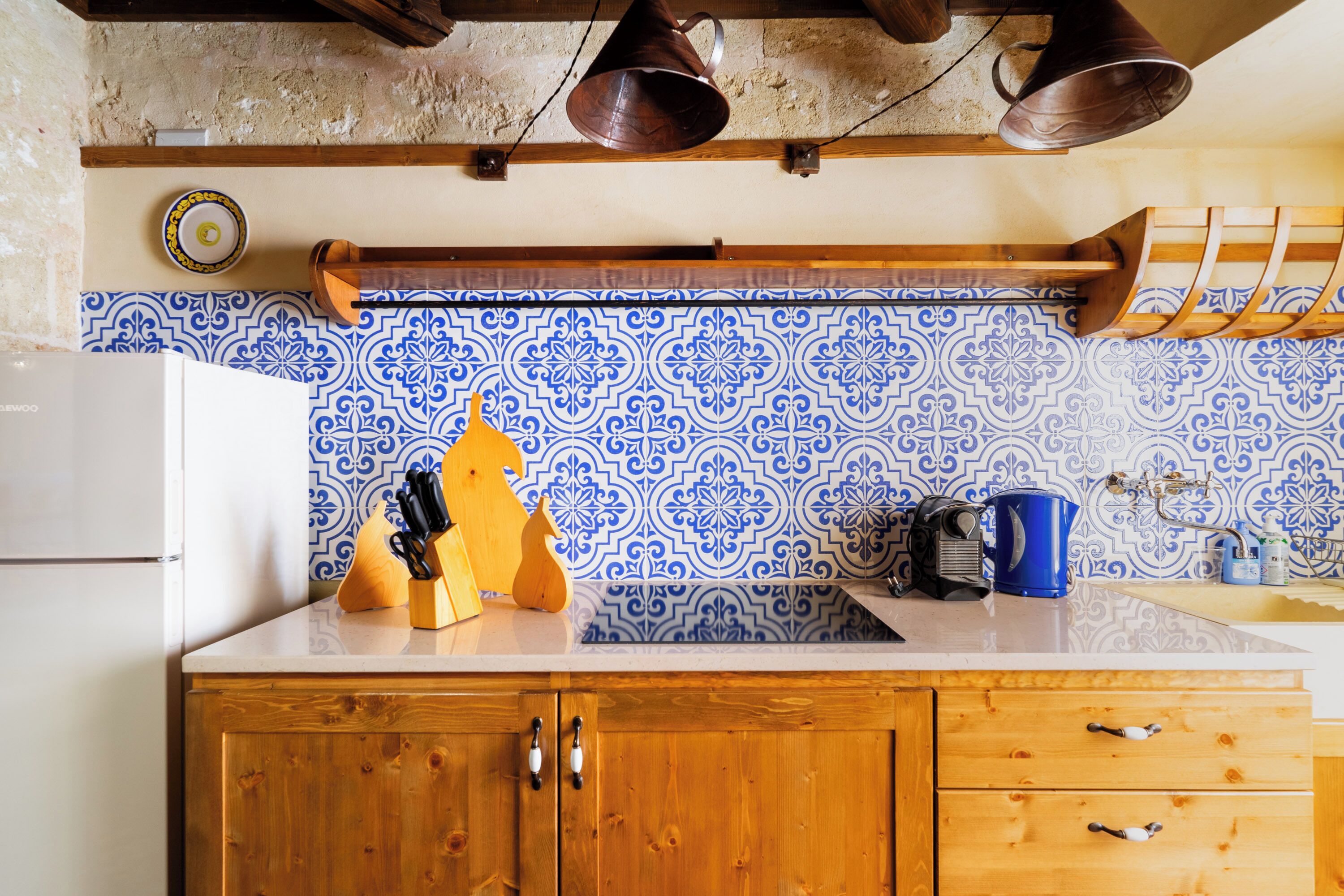 Réfrigérateur, micro-ondes, plaque de cuisson, cafetière/bouilloire