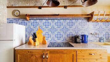 Réfrigérateur, micro-ondes, plaque de cuisson, cafetiÚre/bouilloire