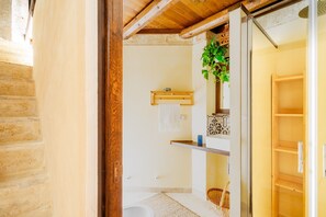 Shower, hair dryer - Apartment 'Dimora Pisanelli' with Wi-Fi and Air Conditioning (Specchia)