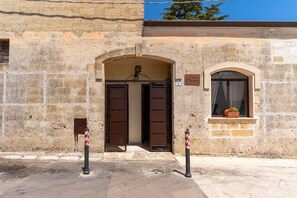 Exterior detail - Apartment 'Dimora Pisanelli' with Wi-Fi and Air Conditioning (Specchia)