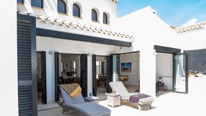 A modern villa with a pool, outdoor seating, and a dining area. - Villa 'Casa Trebol - Private Pool' with Mountain View, Wi-Fi and Air Conditioning (Murcia)