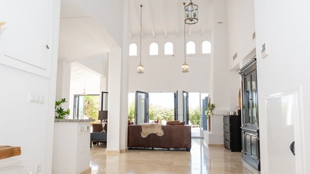 A spacious interior with a central seating area, a kitchen with a large cabinet, and a dining area with a table and chairs. - Villa 'Casa Trebol - Private Pool' with Mountain View, Wi-Fi and Air Conditioning (Murcia)