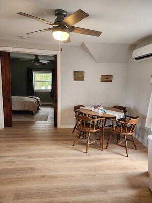 1 bedroom, WiFi, bed sheets - Cozy 1bd upper unit w/ Beautiful Kitchen,  Laundry, & WiFi in marvelous LaCrosse (La Crosse)