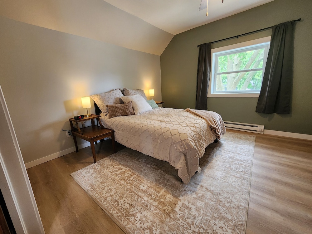 Cozy 1bd upper unit w/ Beautiful Kitchen, Laundry, & WiFi in marvelous