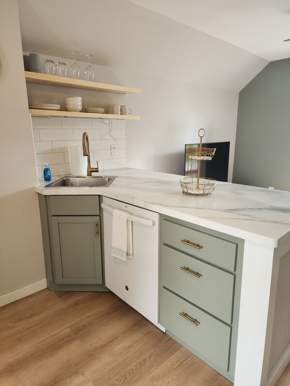 Interior - Cozy 1bd upper unit w/ Beautiful Kitchen,  Laundry, & WiFi in marvelous LaCrosse (La Crosse)