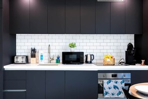 Réfrigérateur, micro-ondes, four, plaque de cuisson