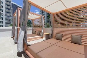 Terrace/patio - Skyline View Condo with Pool (Miami)