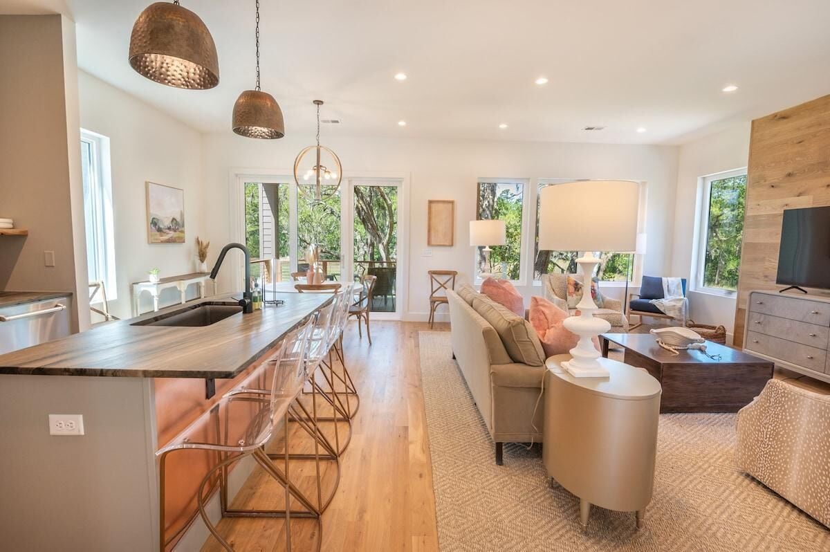 Een televisie en een stereo