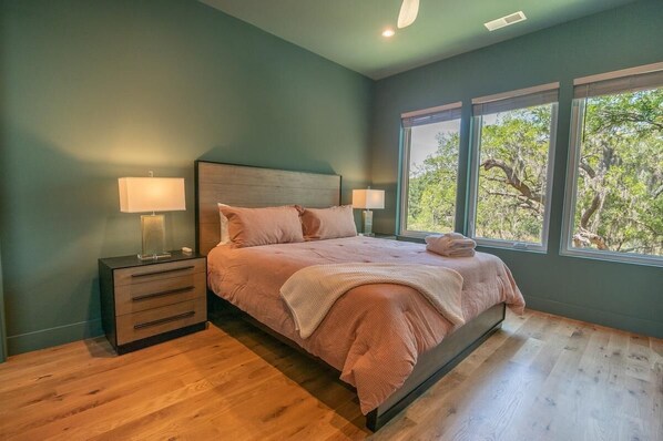 4 bedrooms, iron/ironing board, internet, bed sheets